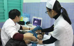 Khám sàng lọc bệnh tim bẩm sinh miễn phí cho trẻ em tại tỉnh Hòa Bình
