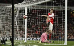 Huyền thoại Man Utd kêu gọi Ramsey "chốt" tương lai với Arsenal