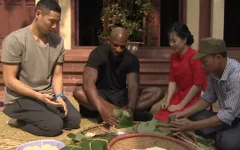 Theo chân các ngoại binh của Hanoi Buffaloes tập gói bánh chưng