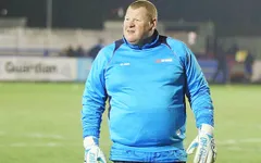 Thủ môn ăn bánh của Sutton United xin nghỉ việc