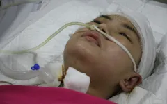 Bố mẹ nghèo van xin cứu cô con gái bị chấn thương sọ não