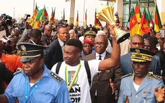 Các cầu thủ Cameroon được đón chào như người hùng khi trở về