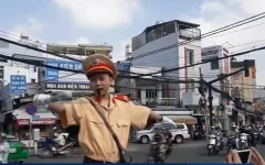 TP.HCM: Cậu bé ung thư xương được thử làm CSGT