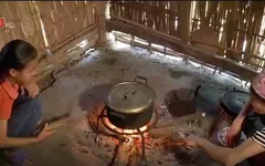 Cô bé mới 14 tuổi đã phải cáng đáng mọi việc trong gia đình