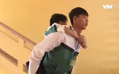 8 năm cõng bạn đến trường