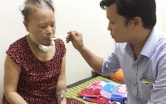 Cảm phục cảnh con rể chăm sóc mẹ bị ung thư bên giường bệnh