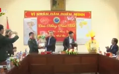 Bí thư Tỉnh ủy TT-Huế trao quà Tết cho người nghèo A Lưới