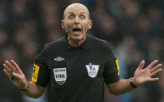 Trọng tài tai tiếng Mike Dean bị đẩy xuống giải hạng hai