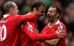 Berbatov tái hợp Ryan Giggs "so giày" với Luis Figo