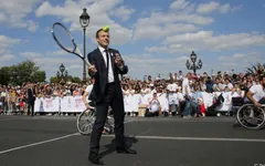 Tổng thống Pháp Emmanuel Macron chơi quần vợt, vận động đăng cai Olympic 2024