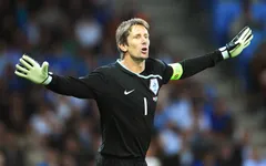 Kỷ lục của Edwin van der Sar bị san bằng