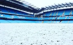 Old Trafford, Etihad "ngập" trong tuyết trắng