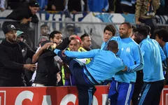 Tung cước vào mặt CĐV, Patrice Evra nhận ngay thẻ đỏ khi chưa ra sân
