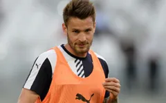 Quá chán nản, Arsenal quyết định "biếu không" hậu vệ trị giá cả chục triệu Bảng