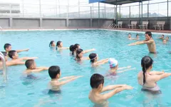 Dạy bơi miễn phí cho học sinh có hoàn cảnh khó khăn tại TT-Huế