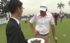 Các tay golf thử thách với các món ăn