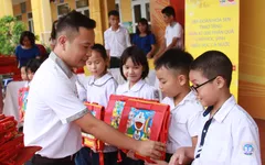 Trao tặng hơn 46.000 suất quà, 200 xe đạp để "Cùng em đi học"