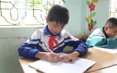 Cảm phục tinh thần hiếu học của cậu bé mồ côi Bắc Giang