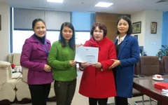 Cô giáo về hưu ủng hộ chi phí phẫu thuật cho 2 bệnh nhi tim bẩm sinh