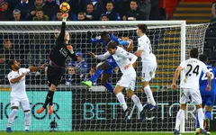 Vòng 25 giải Ngoại Hạng Anh: Thua Swansea, Leicester tiếp tục chìm sâu