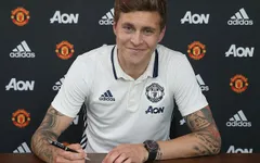 Tân binh của Man Utd lọt top 10 hậu vệ đắt giá nhất thế giới
