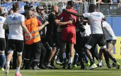 CĐV tấn công cầu thủ, trận Lyon - Bastia bị hủy