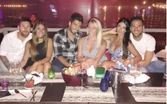 Messi gọi 41 chai sâm-panh, 27 bánh pizza đãi Suarez và Fabregas