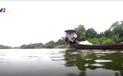 Người phụ nữ dị tật bẩm sinh nhọc nhằn mưu sinh trên chiếc thuyền cũ nát