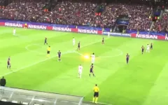 Fan Spartak Moscow bắn pháo sáng suýt trúng trọng tài