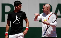 Nole vẫn trông cậy cả vào Agassi