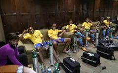 Toàn đội Brazil thở oxy sau trận đấu với ĐT Bolivia