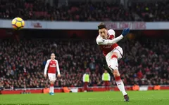 Vượt mặt Cantona, Ozil xứng danh “vua chuyền” ở Ngoại hạng