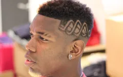 Pogba lại khoe kiểu tóc mới, fan Manchester United nơm nớp lo