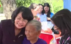 Phó Chủ tịch nước thăm, tặng quà gia đình chính sách