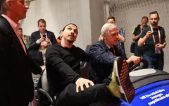 Ibra đi xe golf vào sân nhận cúp Europa League