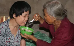 Xót xa cảnh mẹ già gần 80 tuổi lầm lũi nuôi con bệnh tật