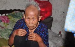 Xót xa mẹ già 80 tuổi nuôi đàn con tâm thần và 3 cháu mồ côi