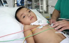 Ánh mắt đau đớn của bé trai bị cắt lìa cổ họng