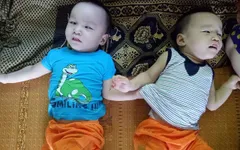 Mẹ đau đớn khi hai con song sinh bị bại não