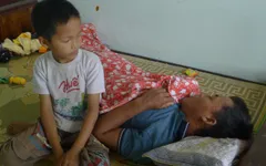 Mẹ mất, bố nguy kịch, bé 8 tuổi bơ vơ