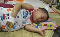 Mẹ vừa mất vì ung thư, bé gái 3 tuổi lại đối mặt với bệnh ung thư