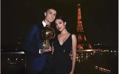 Giành Quả bóng vàng, C.Ronaldo lại được bạn gái xinh đẹp "tỏ tình"