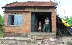 Không nhà, không tiền, 5 mẹ con sống “lay lắt” với 15kg gạo của nhà chùa