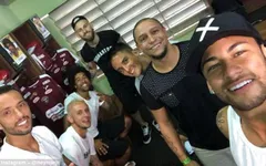 Neymar hớn hở chụp chung với đàn anh Robero Carlos