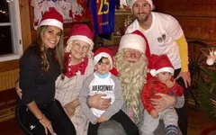 Nhóc tì nhà Messi vừa mút tay, vừa ngồi trên lòng Ông già Noel