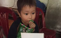 Không có bố, mẹ chết đột ngột, bé 2 tuổi sống trong đói khát