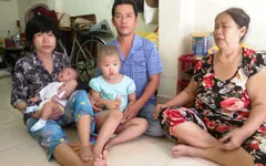 Cha bất lực nhìn con quằn quại trong cơn đau