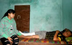 Người mẹ kiệt quệ trước cảnh chồng con cùng mắc bệnh tật ngặt nghèo