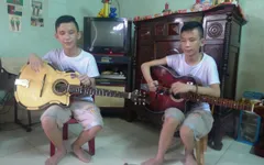 Tiếng đàn xót xa của hai anh em sinh đôi mù lòa