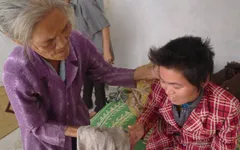 Mẹ đau đớn nhìn con bị xích chân đến rướm máu